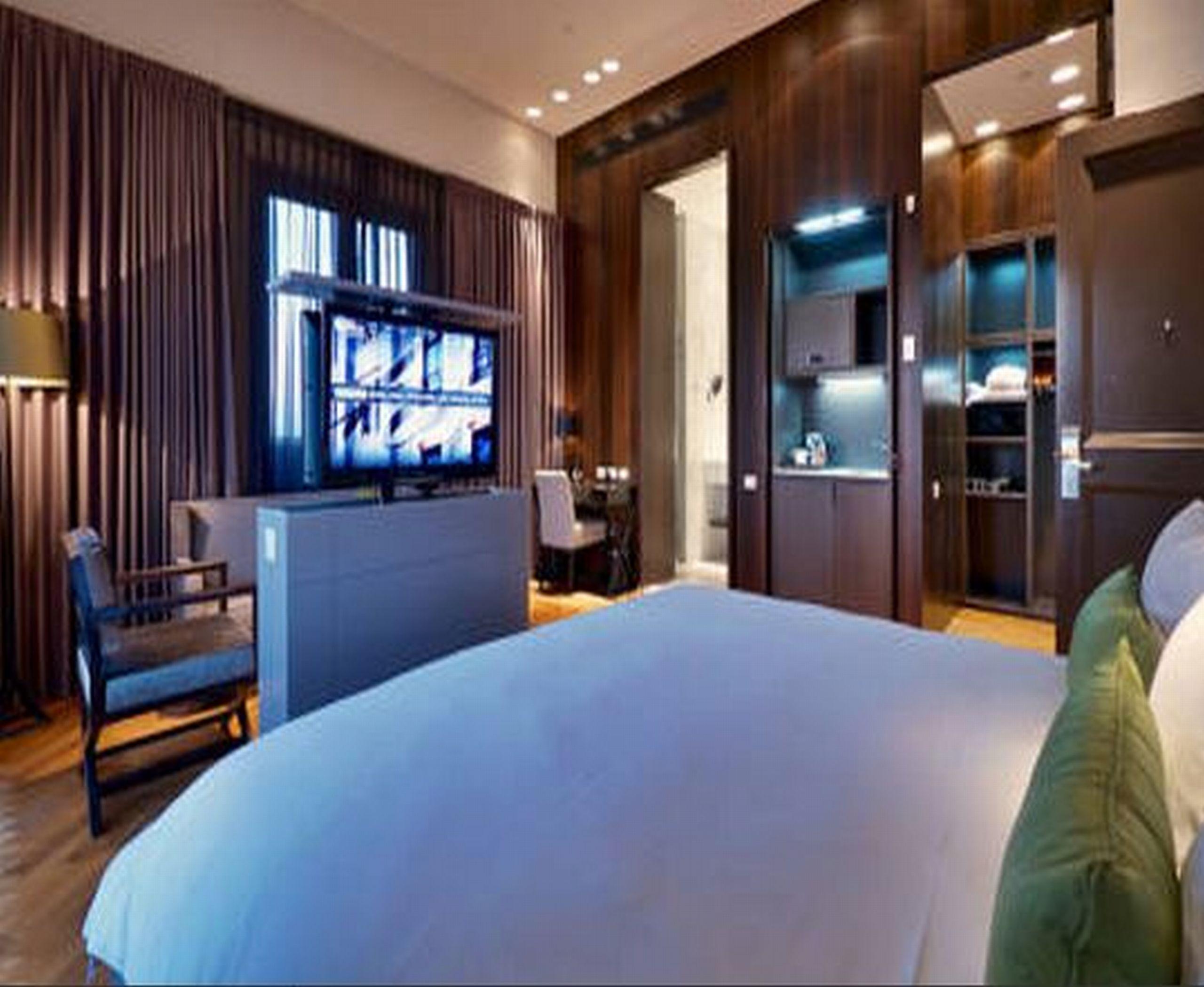 Hotel Indigo Tel Aviv - Diamond District By Ihg Giv'atayim Exterior foto A bedroom at the Mandarin Oriental, Hong Kong